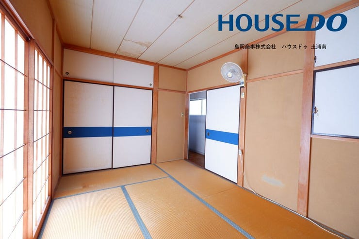 【2階6帖和室①】
2026年7月25日撮影
リフォーム箇所
・畳表替え、襖の張替
天井に雨染みがございますが、雨漏り補修と屋根塗装を実施致します
引渡し後雨漏りがあった場合には2年保証