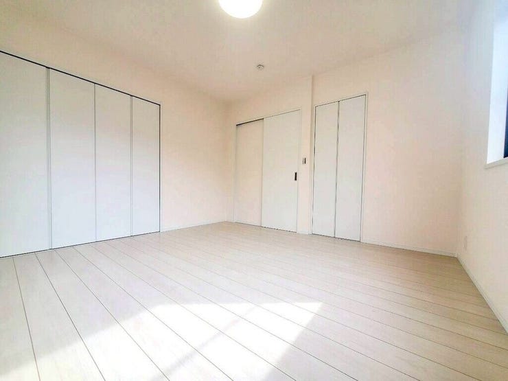 【Bedroom】ベッドとデスクを置いてもゆとりのある、使い勝手の良い広さの洋室です。