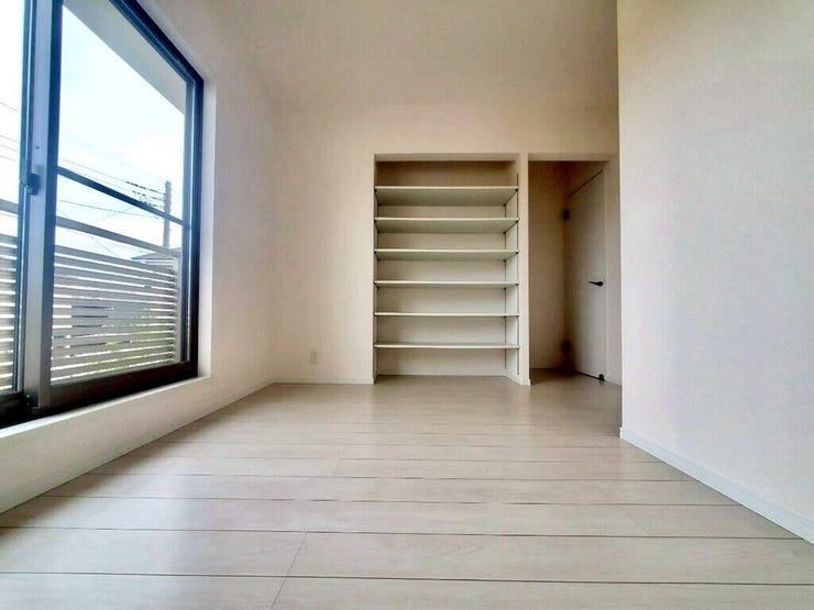【Bedroom】ナチュラルな内装で、リラックスできる空間。寝室や書斎にも最適です。