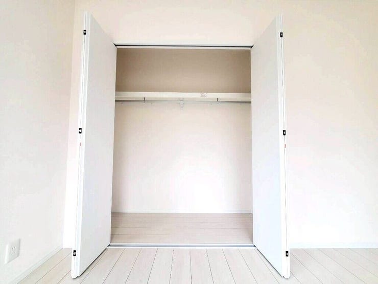 【Bedroom】クローゼット完備で収納力◎。家具の配置もしやすい機能的な洋室です。