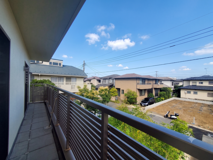 【Balcony】日当たりの良いバルコニーはお洗濯物がしっかり乾きやすく、毎日の家事にも重宝します。