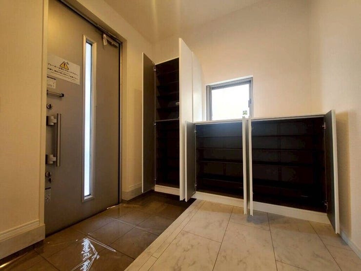 【Entrance】シューズボックス完備の玄関で、靴や小物もスッキリ収納できます。