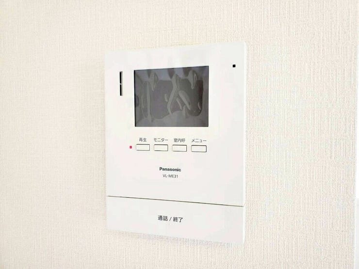 【Facilities】来訪者を確認できるモニター付きインターホンで、防犯面も安心です。