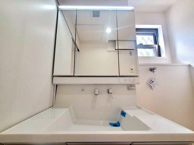 【Washroom】毎朝の準備がスムーズに。広めの洗面台と収納が使いやすい洗面所です。