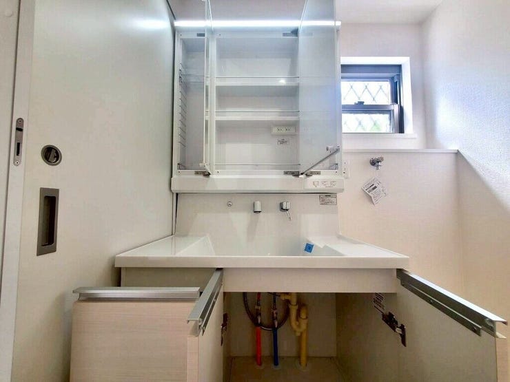 【Washroom】すっきりとしたデザインで、毎日の生活が快適に。収納も豊富な洗面所です。