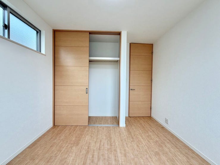 〈4.9帖〉
家具のレイアウトがしやすく、お子様の成長に合わせたお部屋づくりを楽しめます。