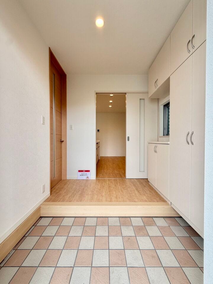 住まいの第一印象を彩る、ゆとりと上質感を感じられる玄関スペースです。