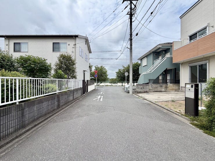 前面道路は約6mで駐車もラクラク♪