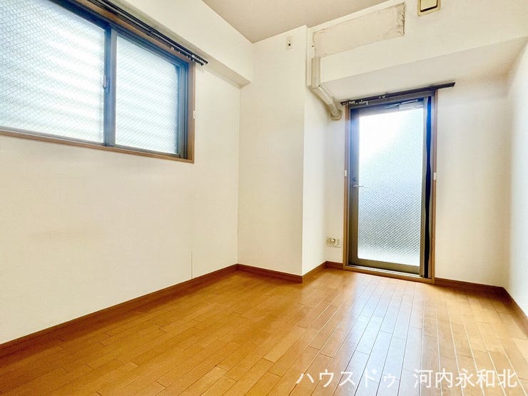 バルコニーへ直接出入りできる便利な扉付き!風が心地よく通り抜ける快適な個室。