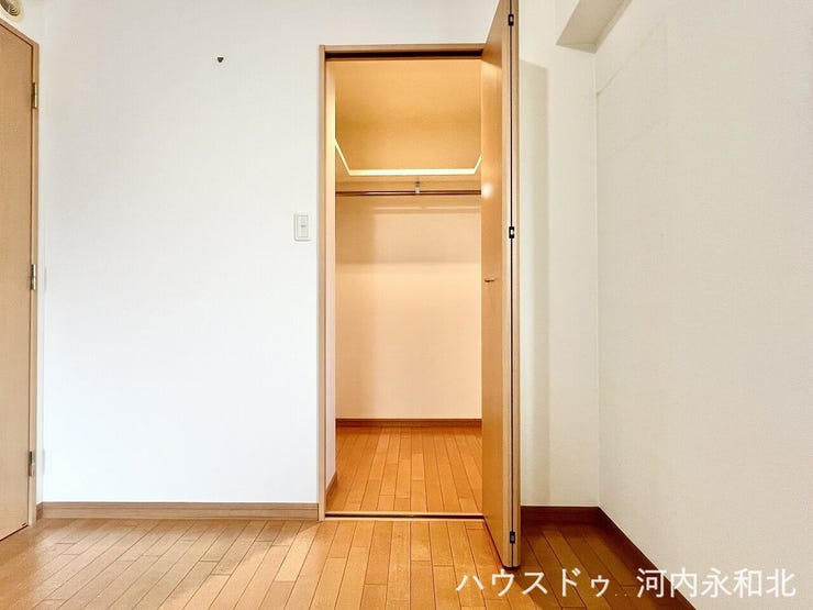 大容量の収納が付いた洋室。洋服・カバンや季節の電化製品などもこちらにきれいに収納。