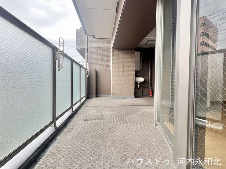 南向きで日当たり良好なワイドバルコニー。季節の花々を置いてお家と生活に彩りを。