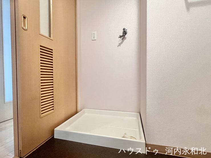 洗面台の後ろには洗濯機置き場。