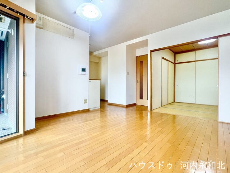 襖を開ければリビングと一体に!お子様の遊び場やお昼寝にも重宝する和室が隣接。