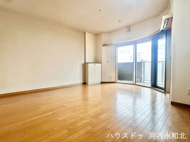 角度のついた窓から、光が立体的に差し込むリビング。心地よい開放感が魅力です!