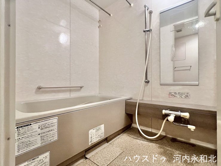 一日の疲れをじんわり癒やす快適空間。足を伸ばせる浴槽で心地よいバスタイムを。