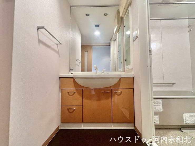 壁一面の大きな鏡が空間を広く演出!忙しい朝の身支度もスムーズに。