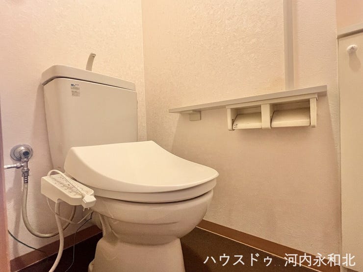 スマホや小物を置ける便利なカウンター付き!ホッと一息つける落ち着いた空間。