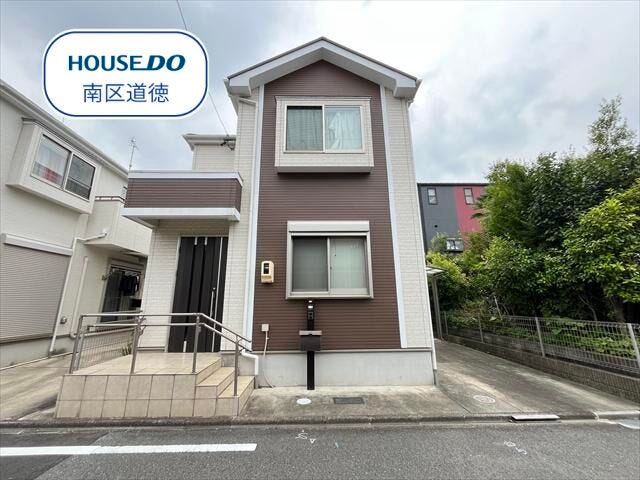 【外観】
ゆったりとした佇まいの家。
室内きれいにお使いいただいております。
名鉄常滑線/道徳駅 徒歩約13分、市営バス「道徳通」停 徒歩約2分。