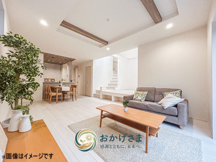 【リビング】
【リビング】
白を基調とした開放的なリビング。折り上げ天井の木目調の梁が、空間に温かみとおしゃれなアクセントを加えます。