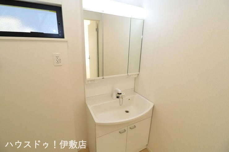 西伊敷１丁目 中古戸建 【洗面台】
人気の3面鏡を採用しました。
ミラー裏が収納になっているので、生活感を出さずに収納することが出来ます