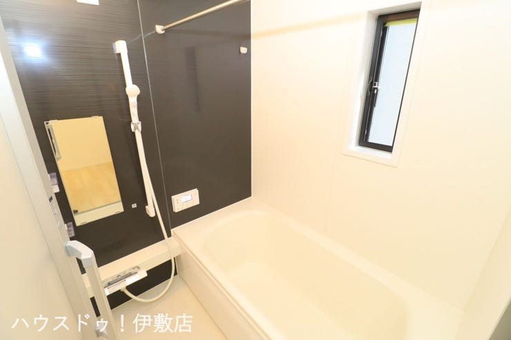 西伊敷１丁目 中古戸建 【浴室】
大型の浴槽に浸かって日頃の疲れを癒して頂く事が出来ますね