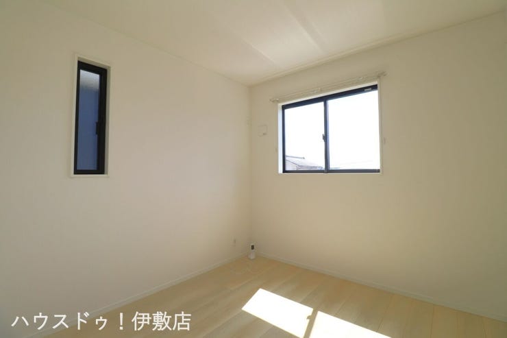 西伊敷１丁目 中古戸建 【2F洋室5帖】
2F各洋室は2方向に窓があり、明るい洋室です