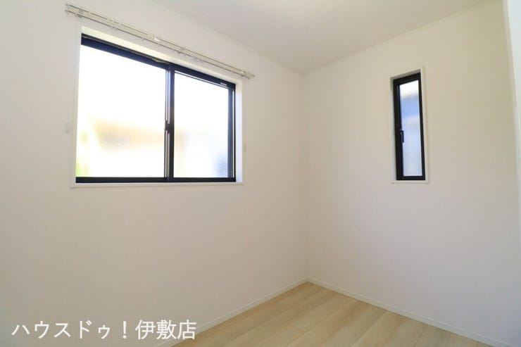 西伊敷１丁目 中古戸建 【サンルーム】
窓付きのサンルーム！サンルームとして使用しないときは、納戸としても使用可能です