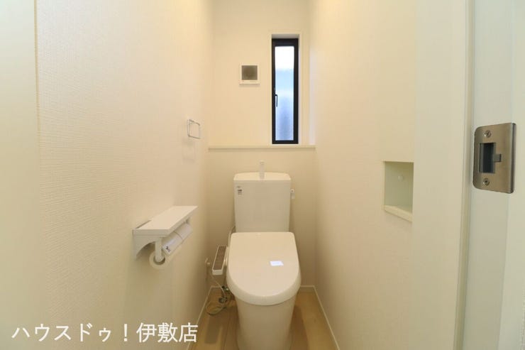 西伊敷１丁目 中古戸建 【2Fトイレ】
2階から階段を降りなくてもいいので、お部屋からの移動が短縮できます。