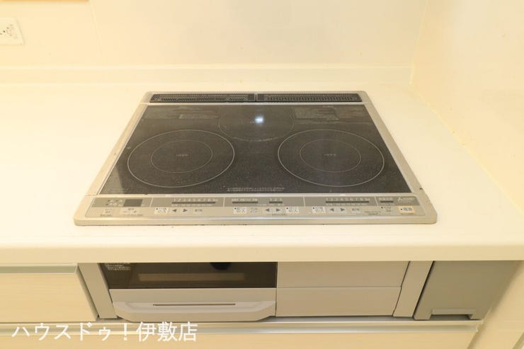 西伊敷１丁目 中古戸建 【IHクッキングヒーター】
火を使わないので、小さなお子様にも安心♪お手入れもさっとひと吹きです。