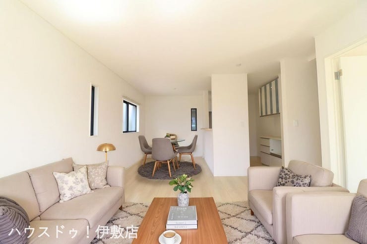 西伊敷１丁目 中古戸建 【リビング】
白を基調とした室内で清潔感と開放感があります
※イメージにつき、家具、家電は価格に含まれません