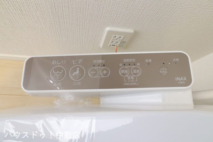 西伊敷１丁目 中古戸建 【温水洗浄便座】
寒い冬の日にもヒヤッとせずおしりを温かく包んでくれる暖房便座。今ではなくてはならない設備