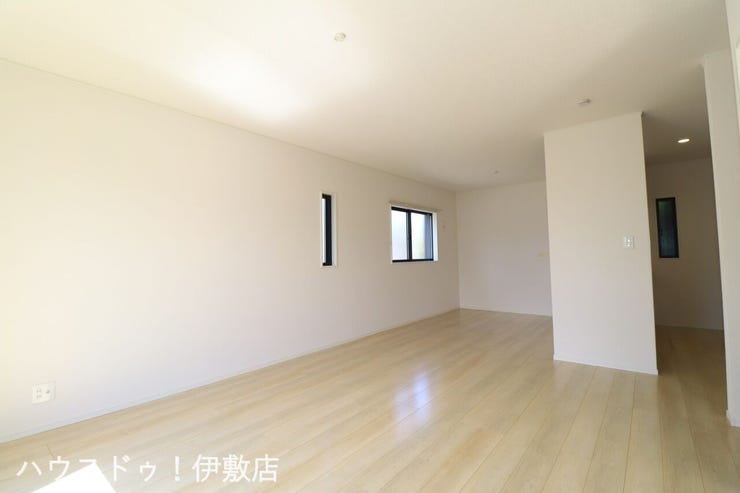 西伊敷１丁目 中古戸建 【リビング】
2方向に窓があり、明るいリビングです