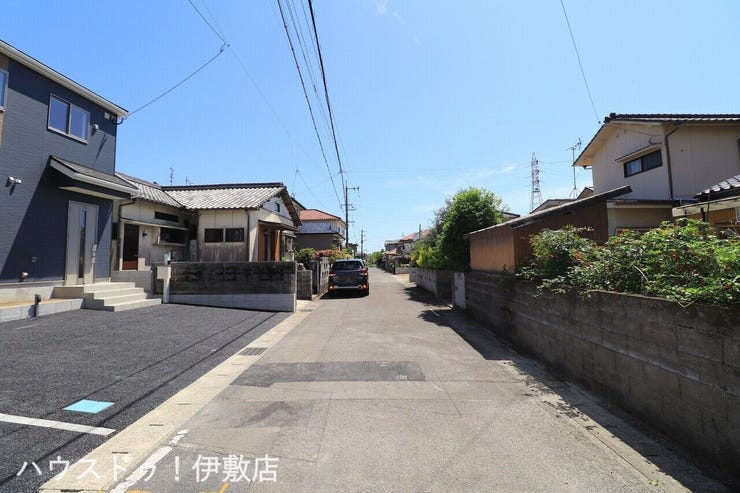 西伊敷１丁目 中古戸建 【前面道路】
・西側前面道路、南方面
・道路幅員約4.99ｍ