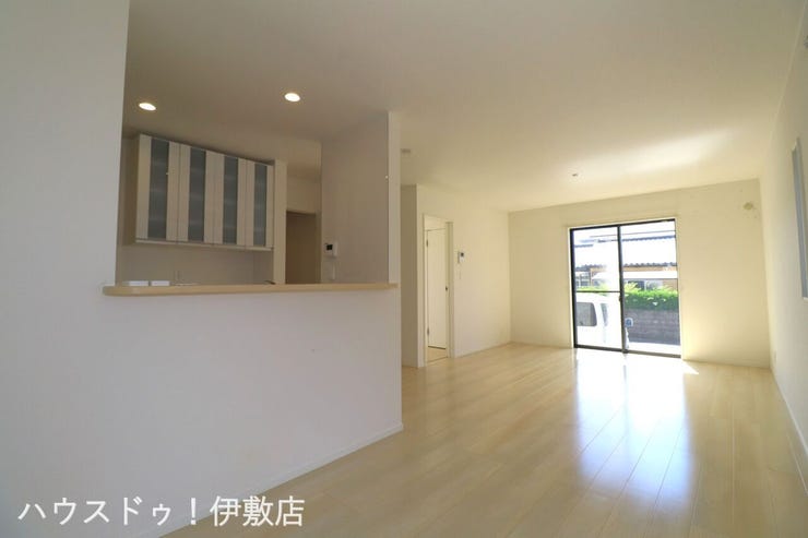 西伊敷１丁目 中古戸建 【リビング】
「他社で住宅ローンに落ちてしまった」「車のローンが残っている」など、住宅ローンでお困りの方はぜひ一度弊社までご相談ください。