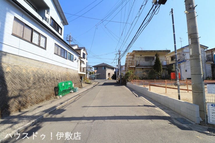 西伊敷１丁目 中古戸建 【前面道路】
・北側前面道路、東方面
・道路幅員約6.970ｍ