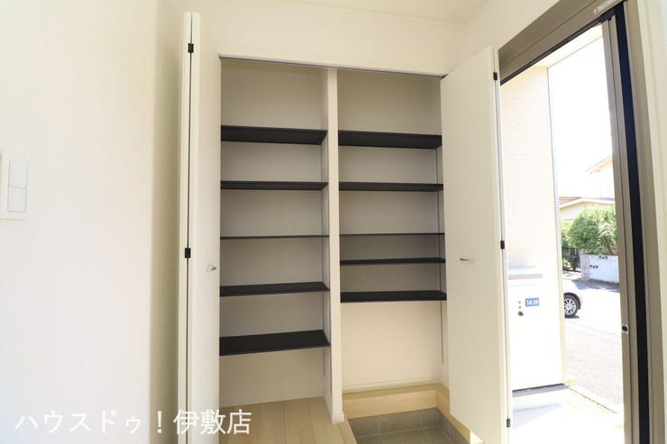 西伊敷１丁目 中古戸建 【玄関収納】
扉付きで生活感を出さずに収納可能です！