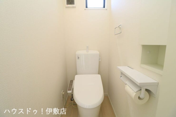 西伊敷１丁目 中古戸建 【1Fトイレ】
ウォシュレット機能付きトイレです
タオルリングやペーパーホルダーも完備です