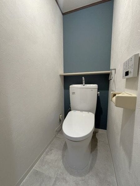アクセントクロスが映えるトイレです!棚があるので、オシャレな小物を置いても良さそうですね♪