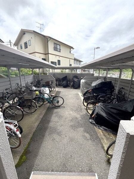 屋根付き駐輪場です。