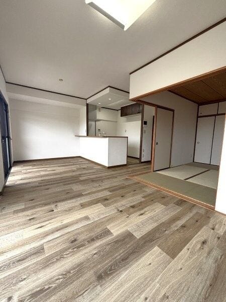 対面キッチンを中心に、リビングと和室が緩やかにつながる開放的な空間設計。