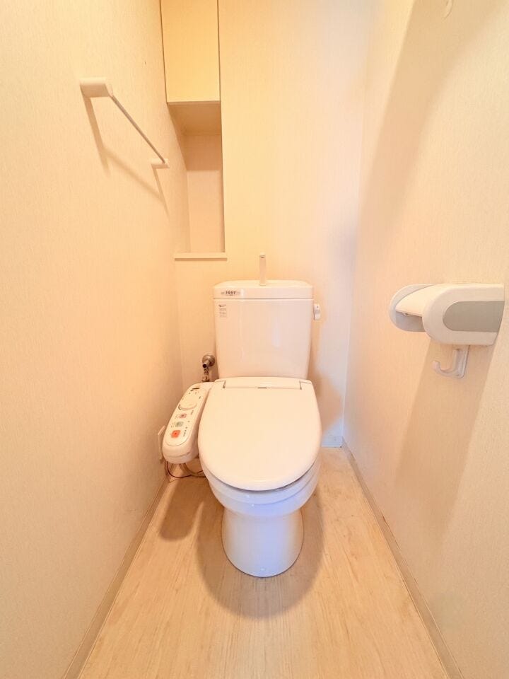 ホワイトカラーで統一された、清潔感があるトイレです。