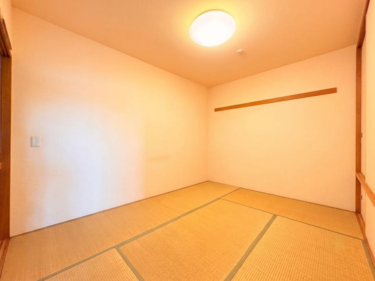 リビングに隣接する和室は、引き戸で仕切られ独立した一室としても使えますし、仕切りを開ければリビングと一体化!広々空間としてお使いいただけます♪