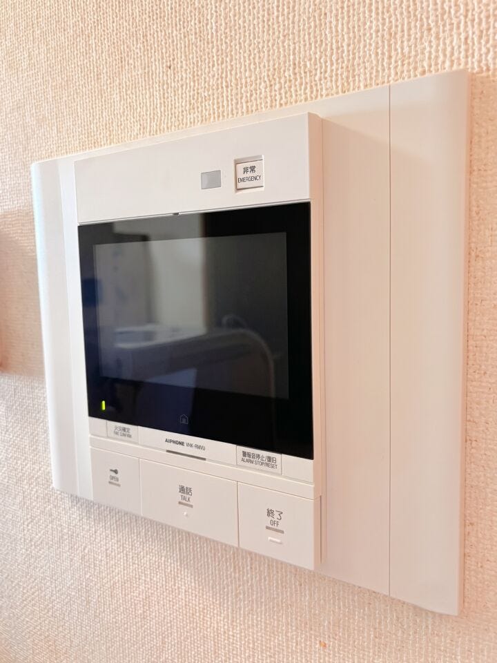 【インターホン】
モニター付きインターホンなので、誰が来たのかすぐに確認できます。対面することなく事前に訪問者を確認できるので防犯の面でも安心です!