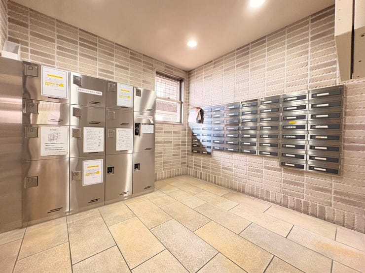【宅配BOX】
建物内にポストがございます!天候が悪い日でも外に出ることなく郵便物が受け取れるのが良いですね!