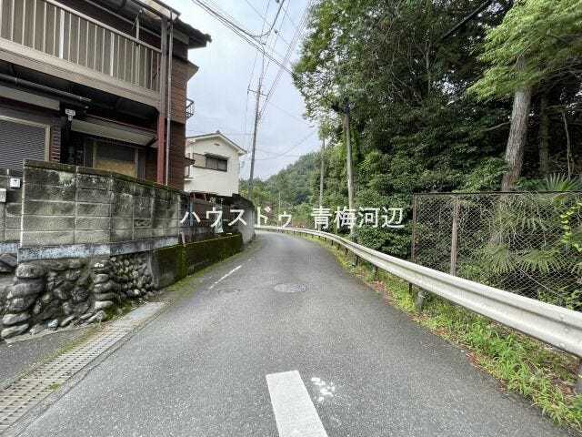 幅員約4.5mの前面道路です。普通車が1台通れる幅となります。