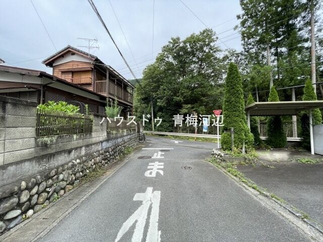 幅員約4.5mの前面道路です。普通車が1台通れる幅となります。