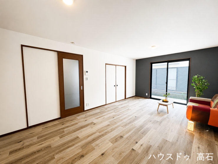 窓から自然光が差し込む、明るく開放感のあるリビングです。