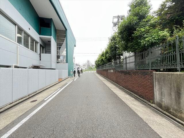 ●幅員約5.9m前面道路●お子様と手を繋いで歩いている横を車が通り抜けれる道幅です