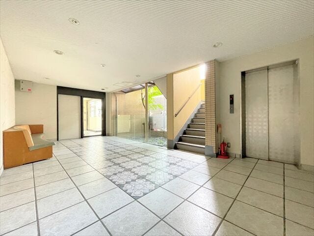 【ロビー、エレベーター】エレベーター付きなので小さなお子様からご高齢の方まで住みよいマンションです