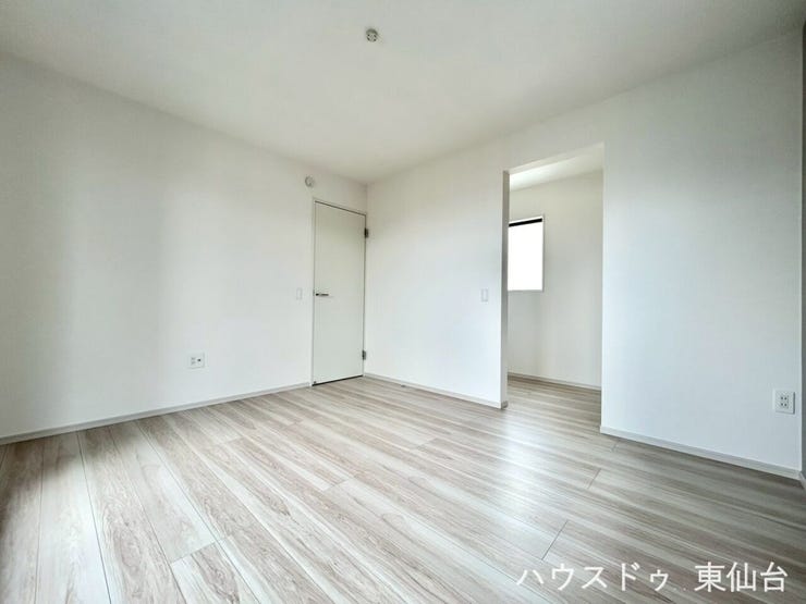 ウォークインクロゼットがあります、衣替えしらずになれそうです♪
